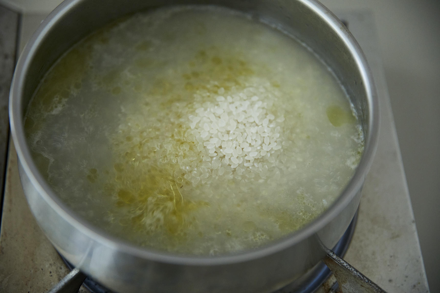 あさりを取り出して米を加える