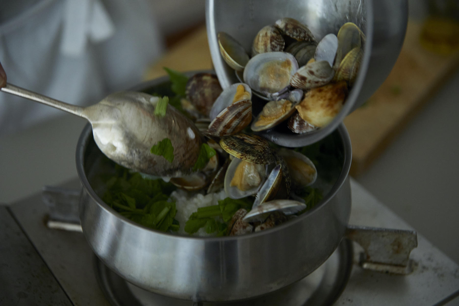 芹とバターを加える