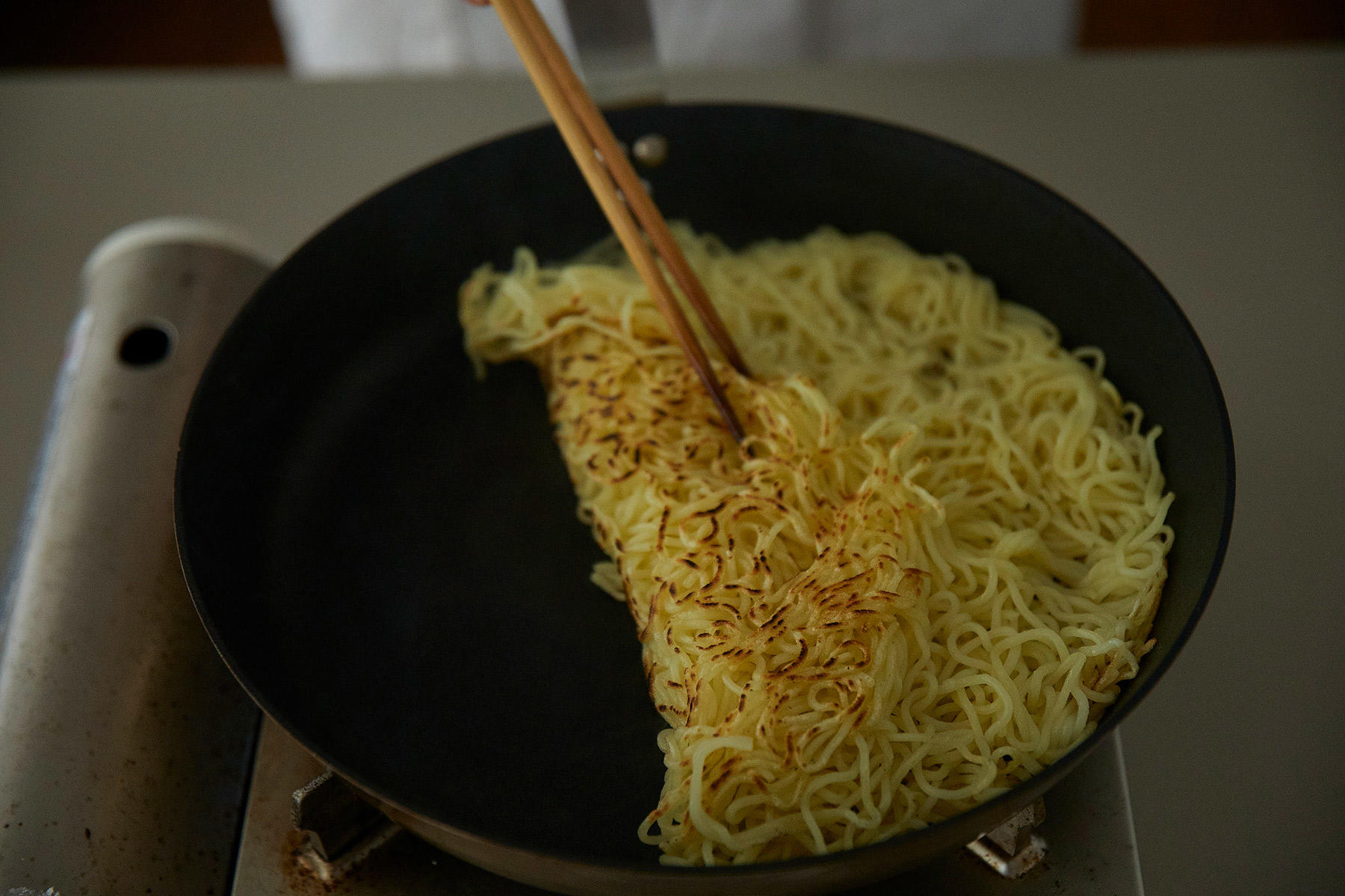 麺を焼く