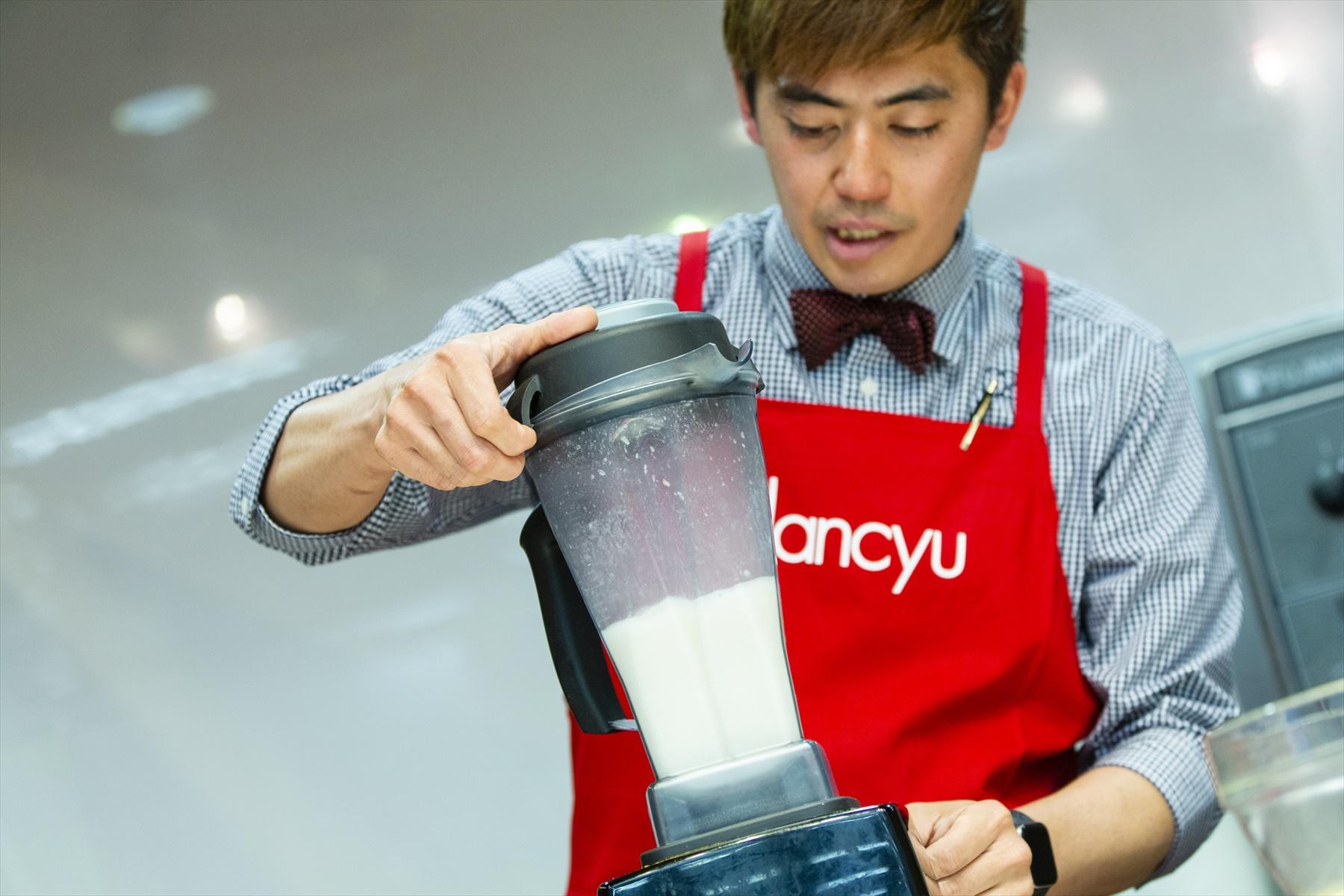 蒸したかぶをミキサーにかける大津シェフ