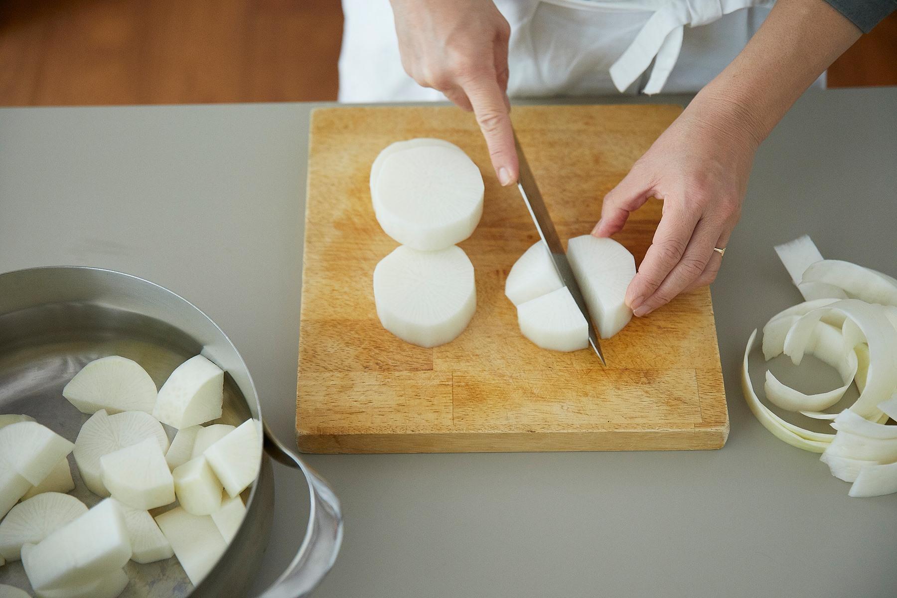 大根を切る