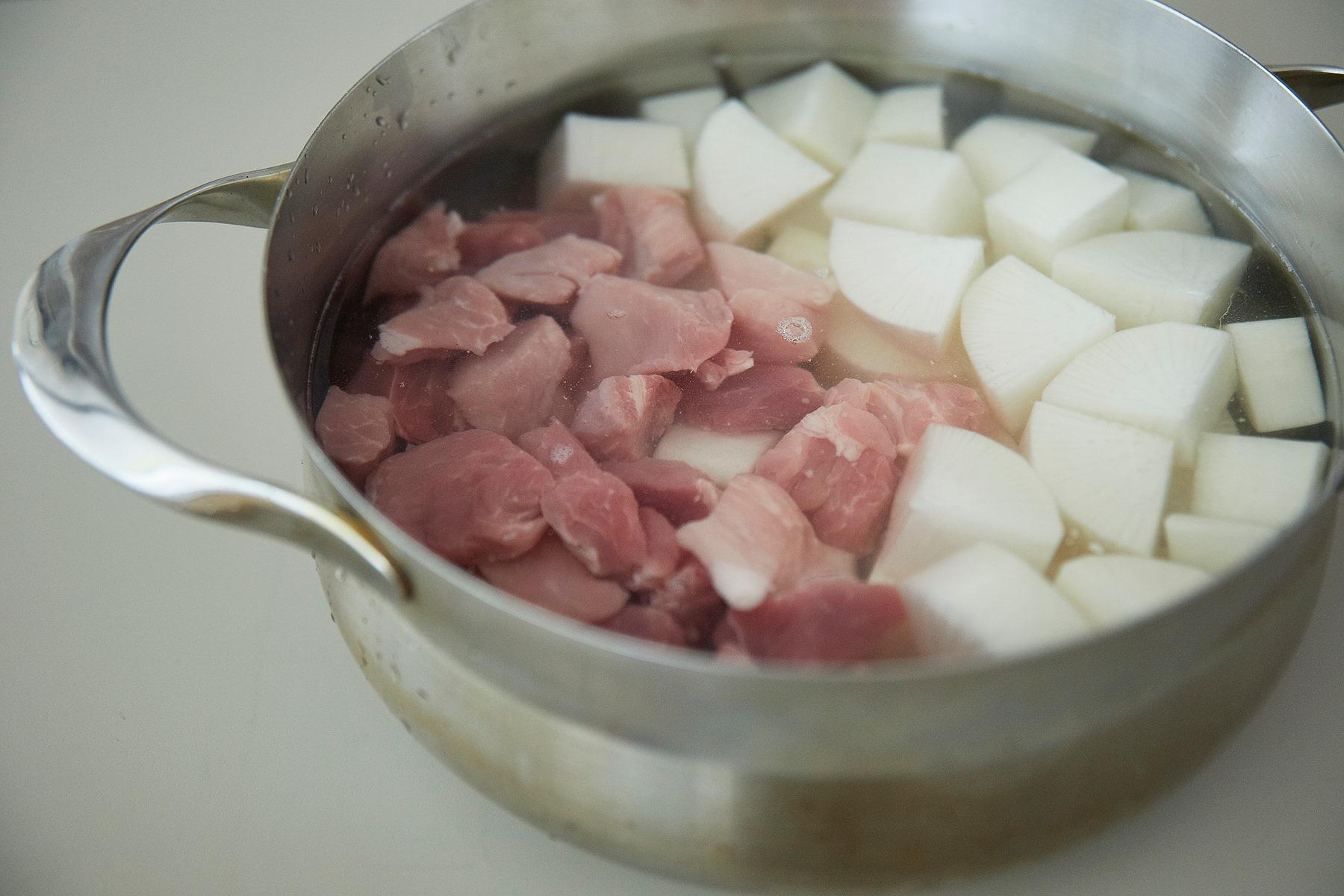 具材を下ゆでする