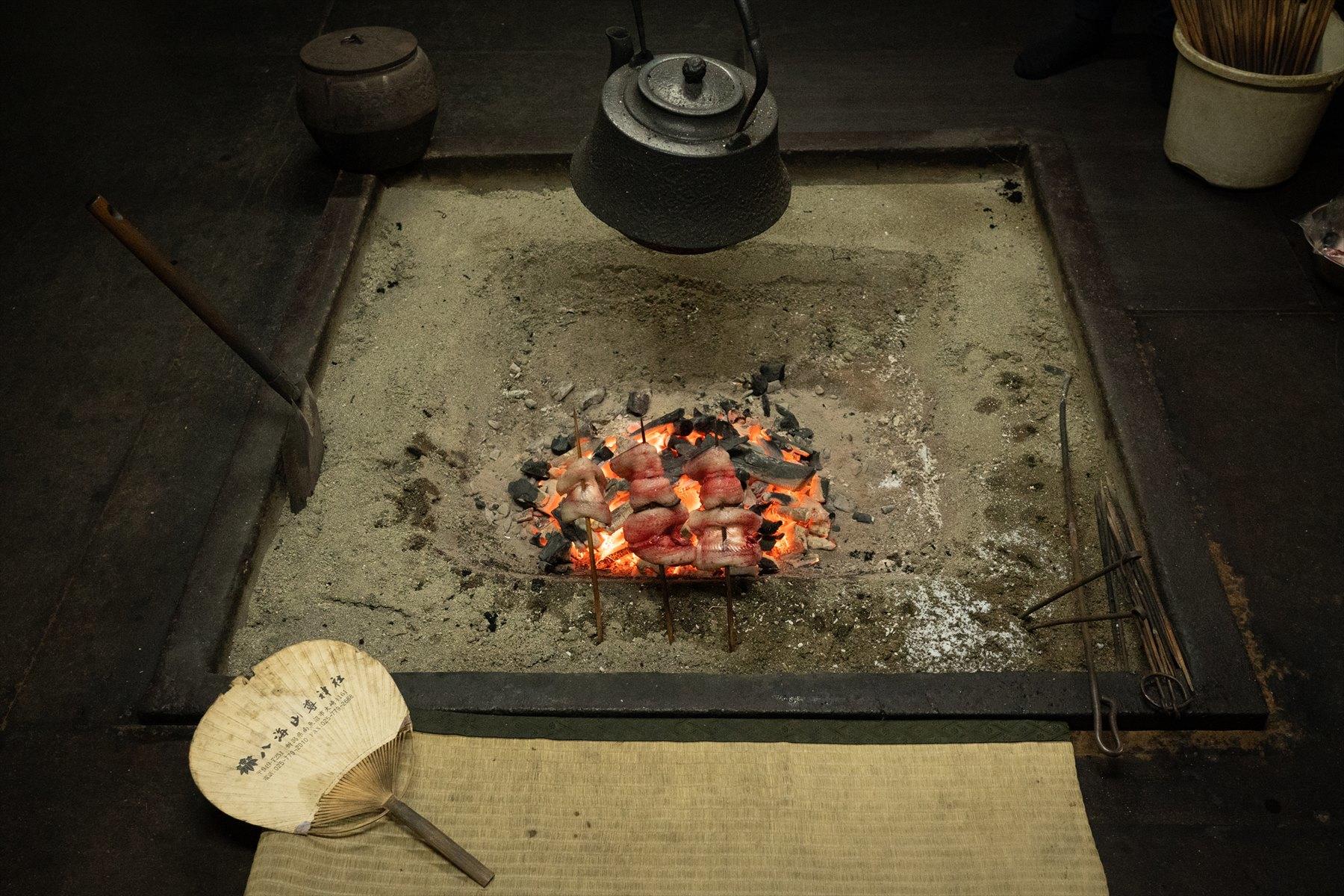 炭の入った囲炉裏