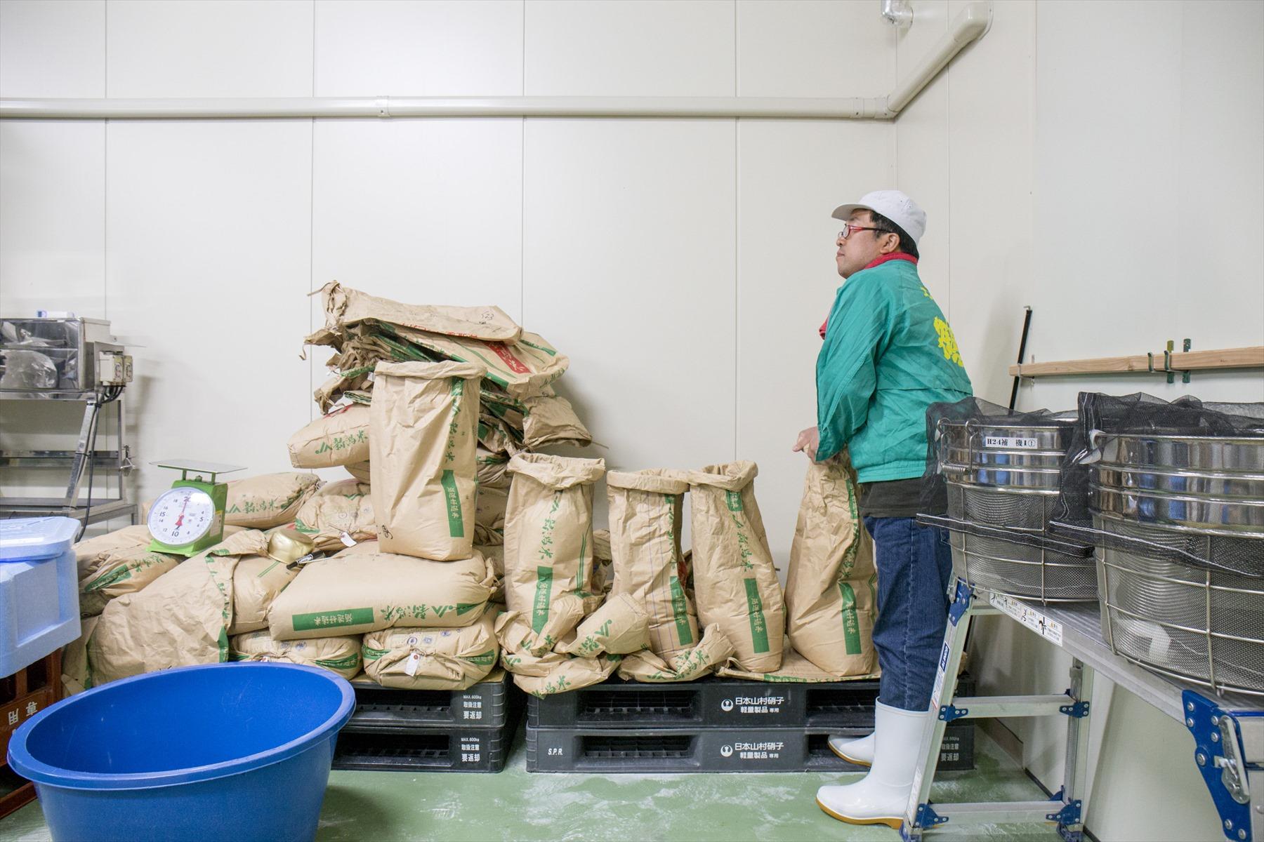 仕込室にずらりと並んだ酒米