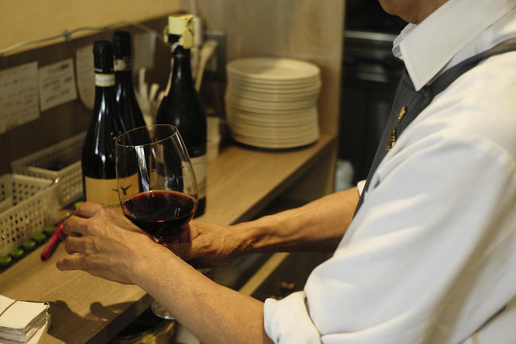 ワインの温度を確かめている