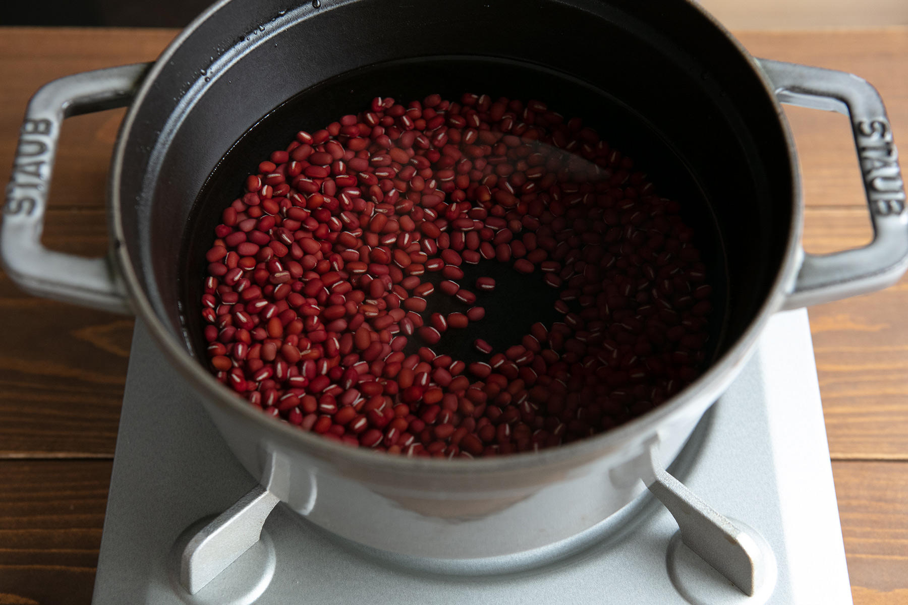 小豆を洗って煮る