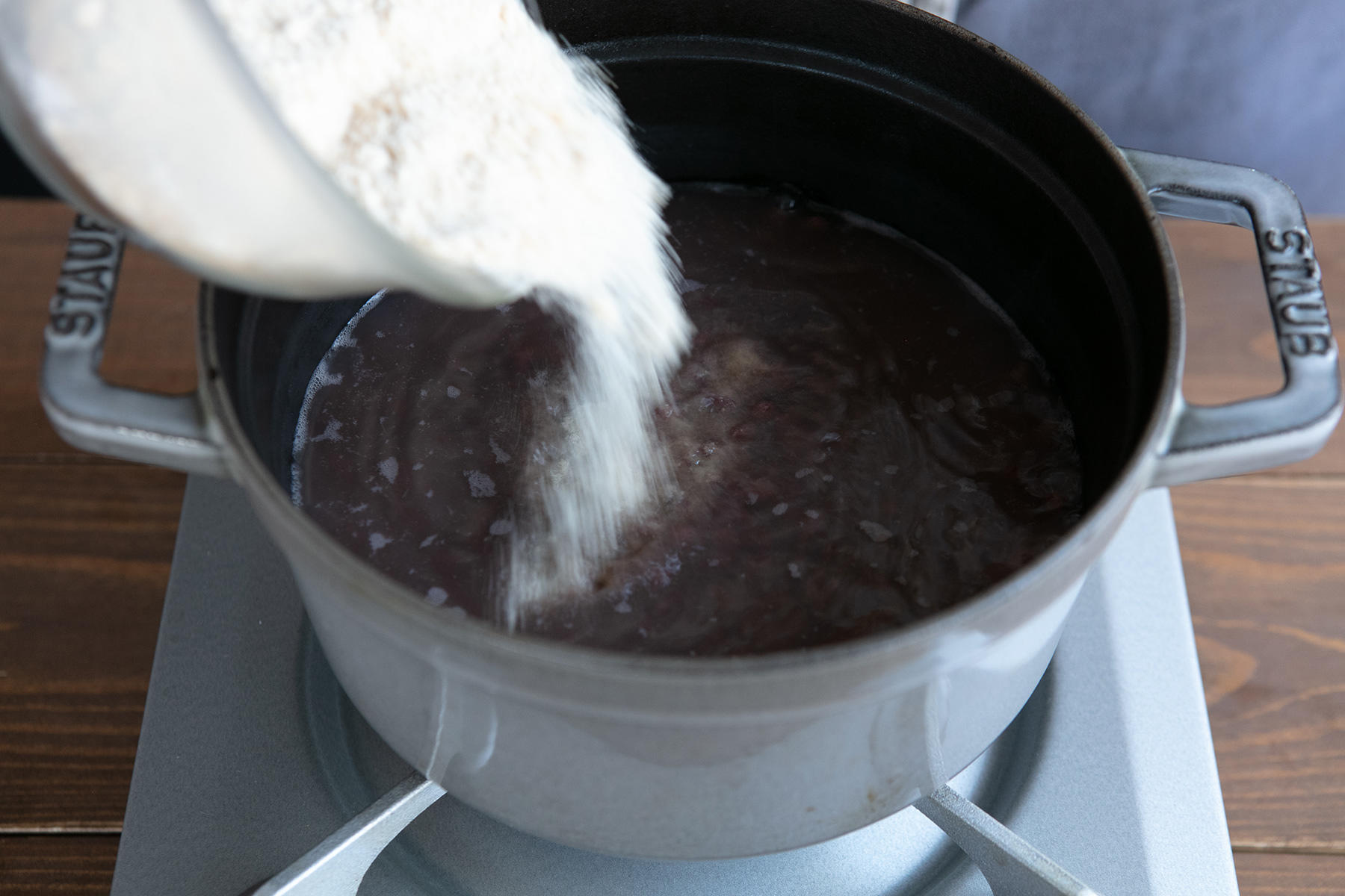 きび砂糖を加えて炊く