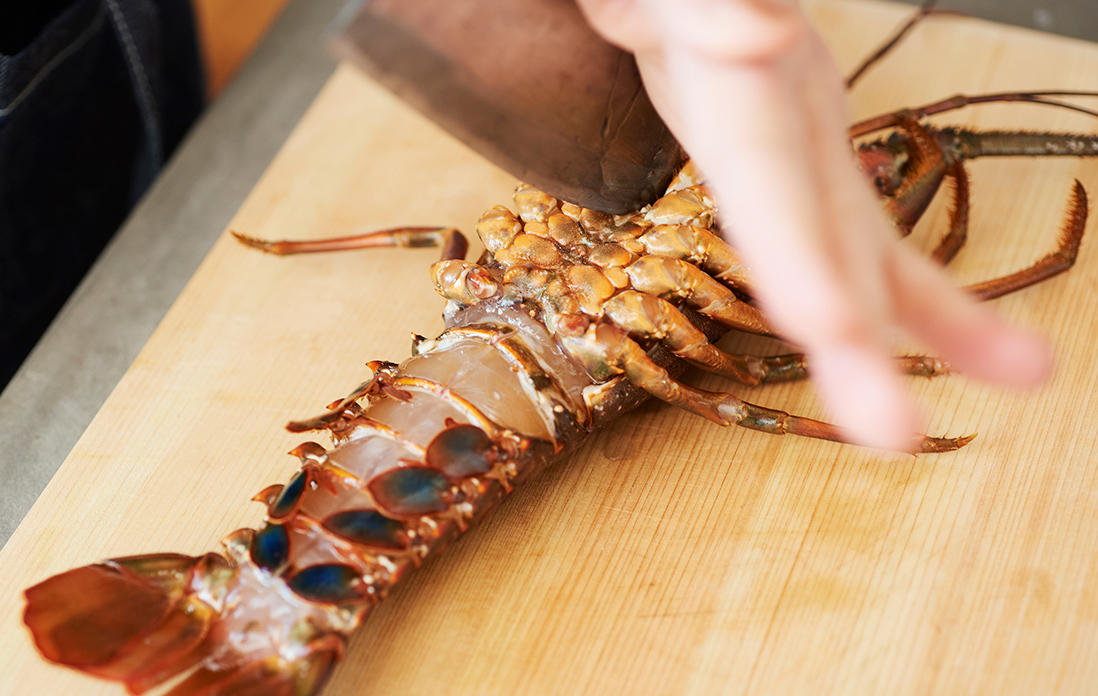 海老と貝の下ごしらえ