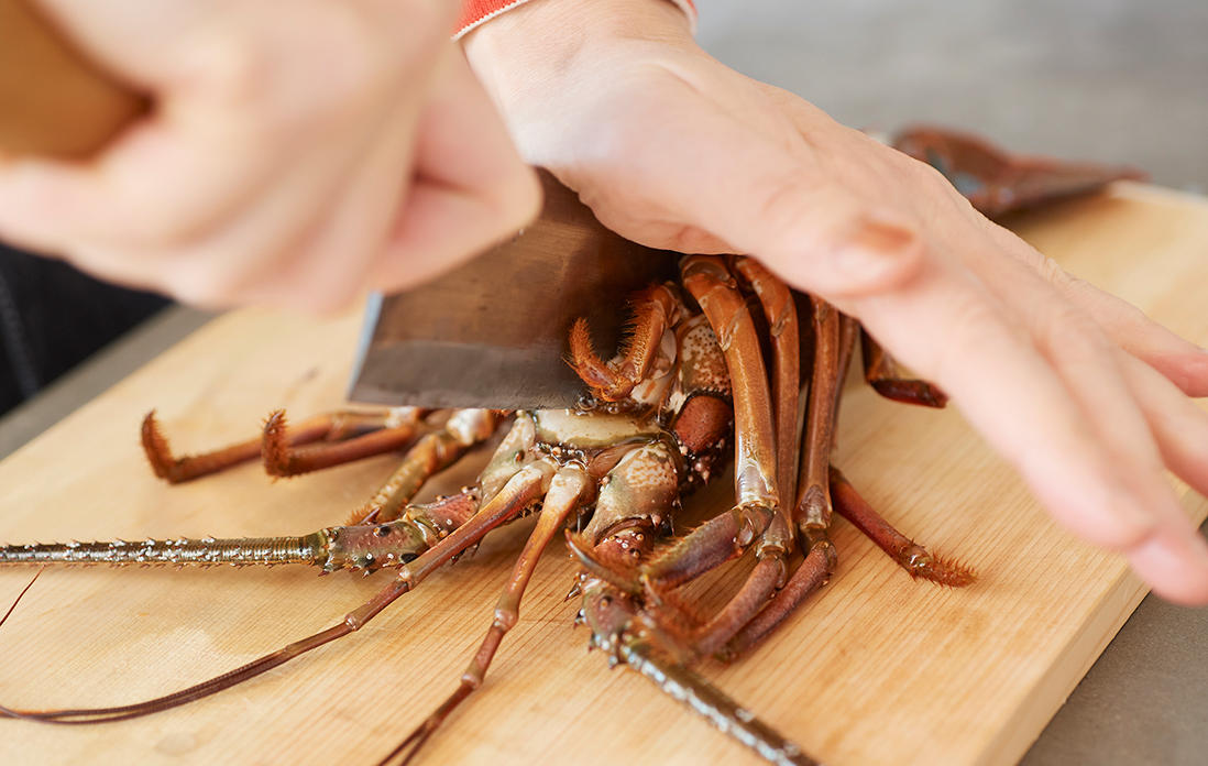 海老と貝の下ごしらえ