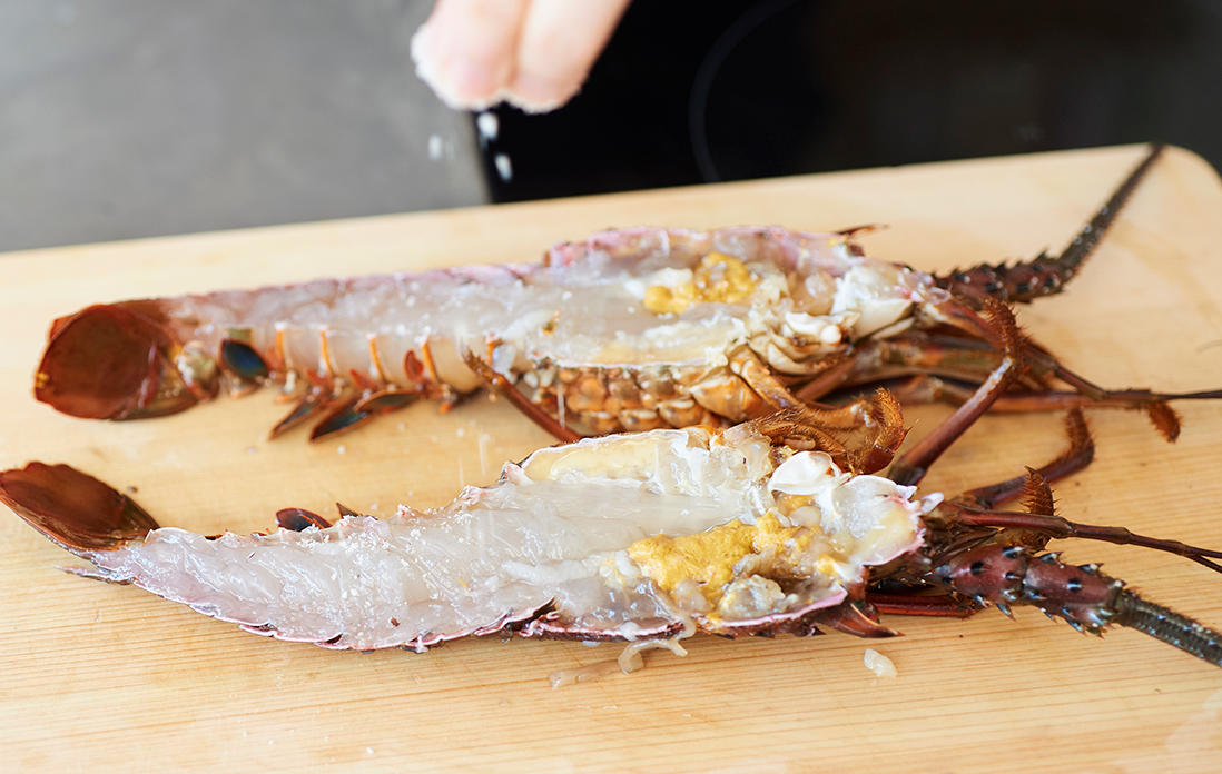 海老と貝の下ごしらえ