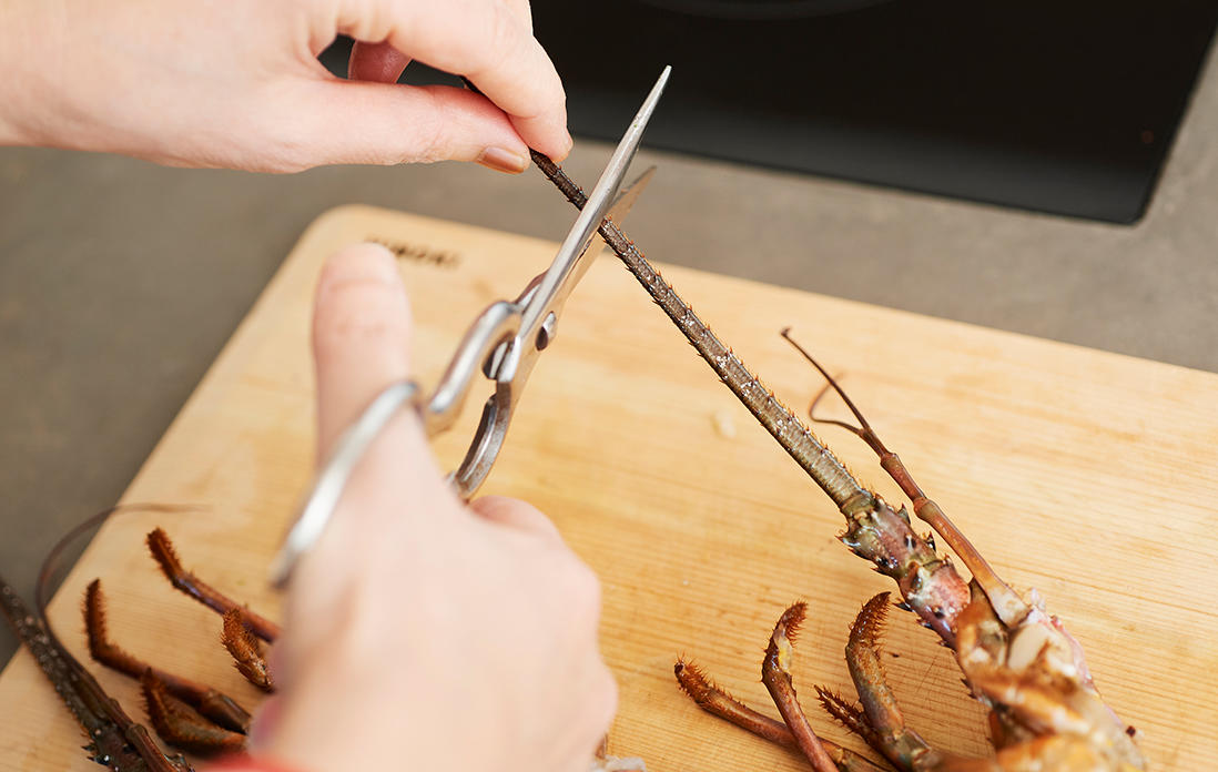 海老と貝の下ごしらえ
