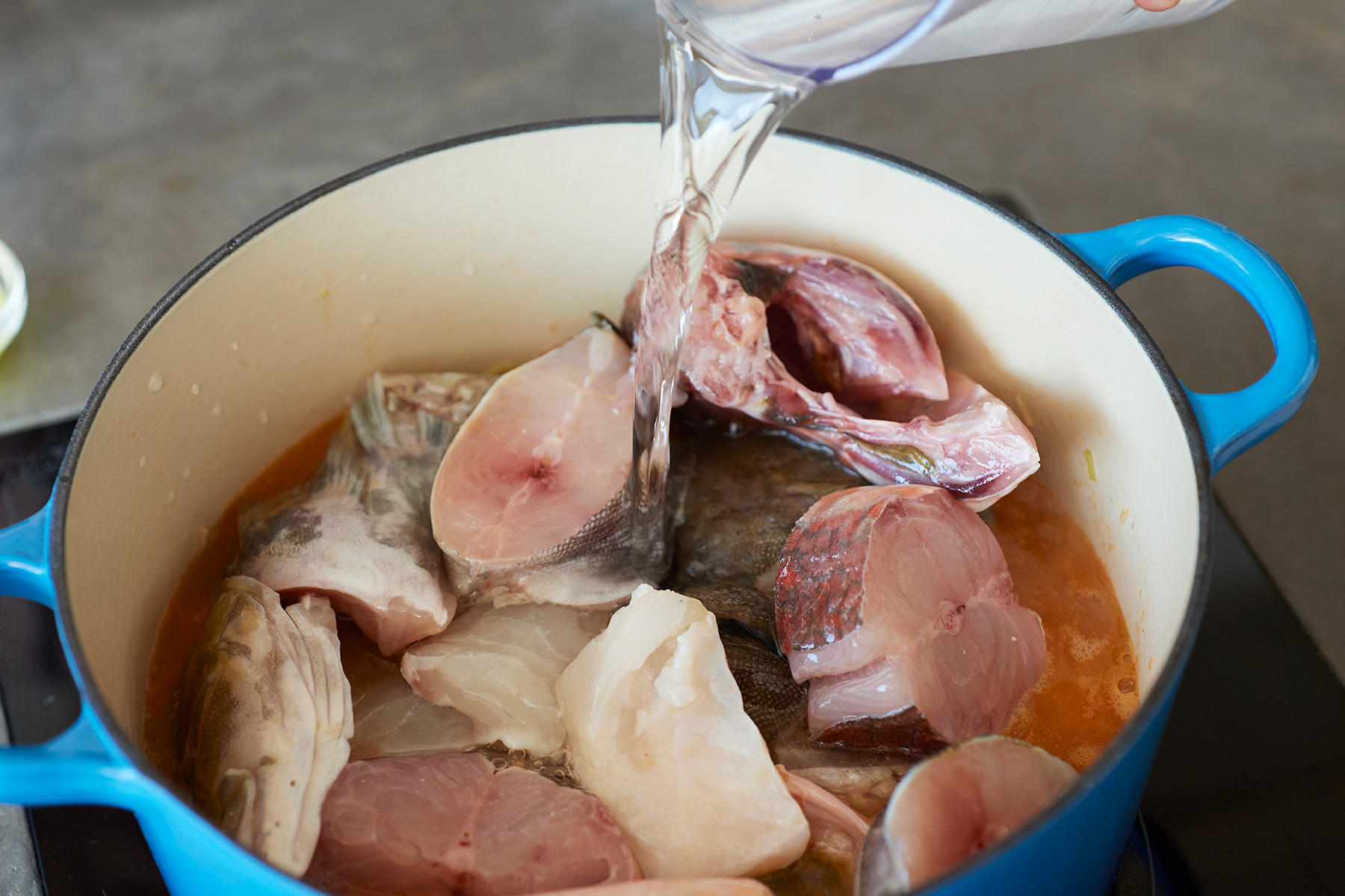 魚を加えて煮る