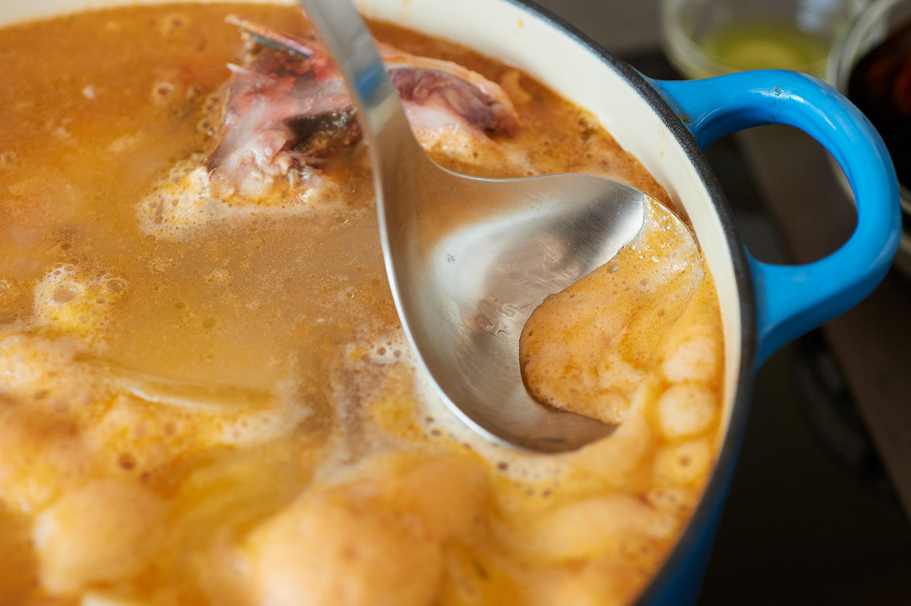 魚を加えて煮る