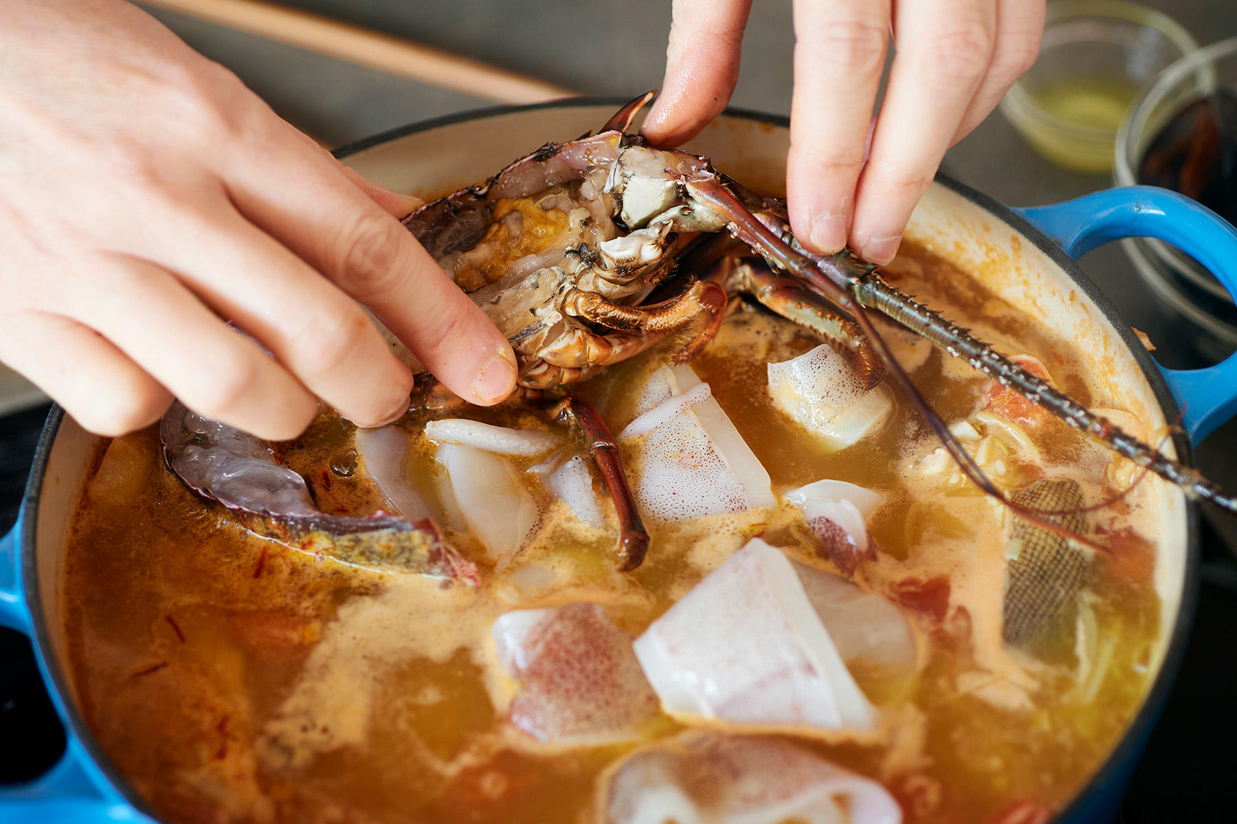 魚を加えて煮る