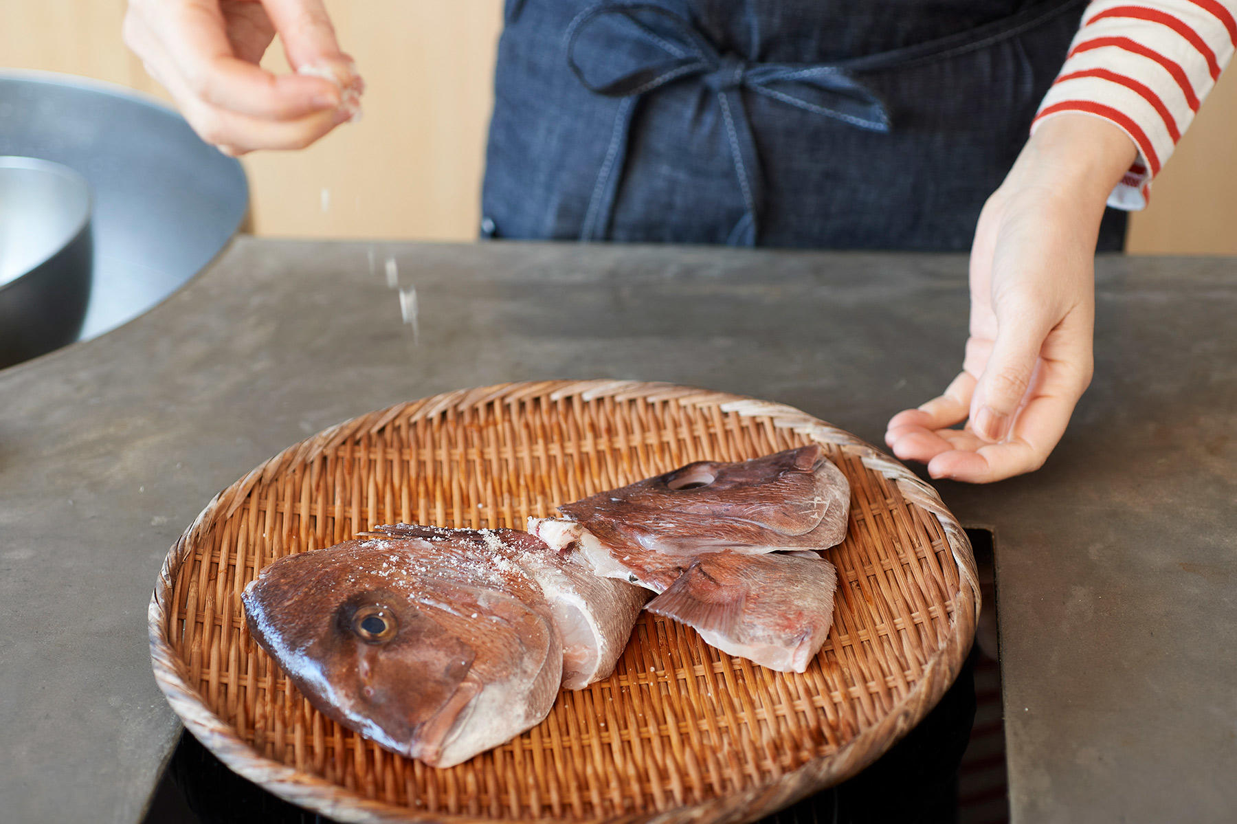 鯛の下処理をする