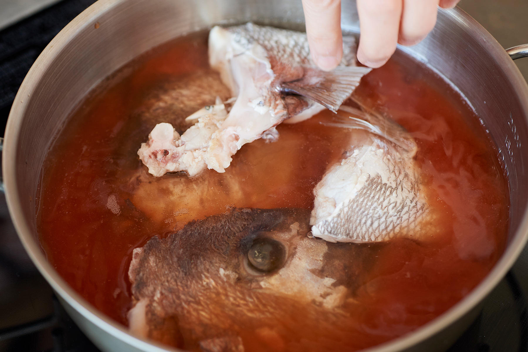 魚を加えて煮る