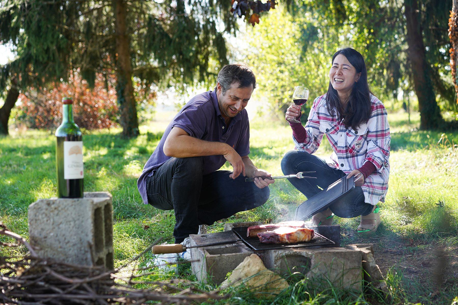 バーベキューを楽しむ2人