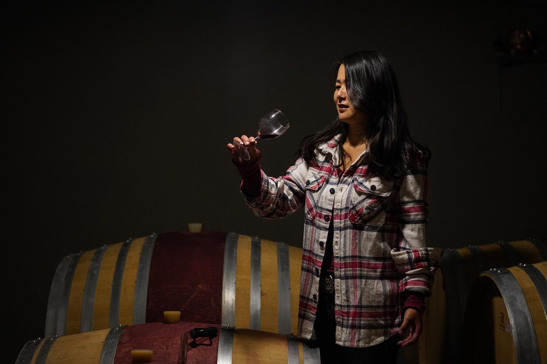 ワインを飲む女性