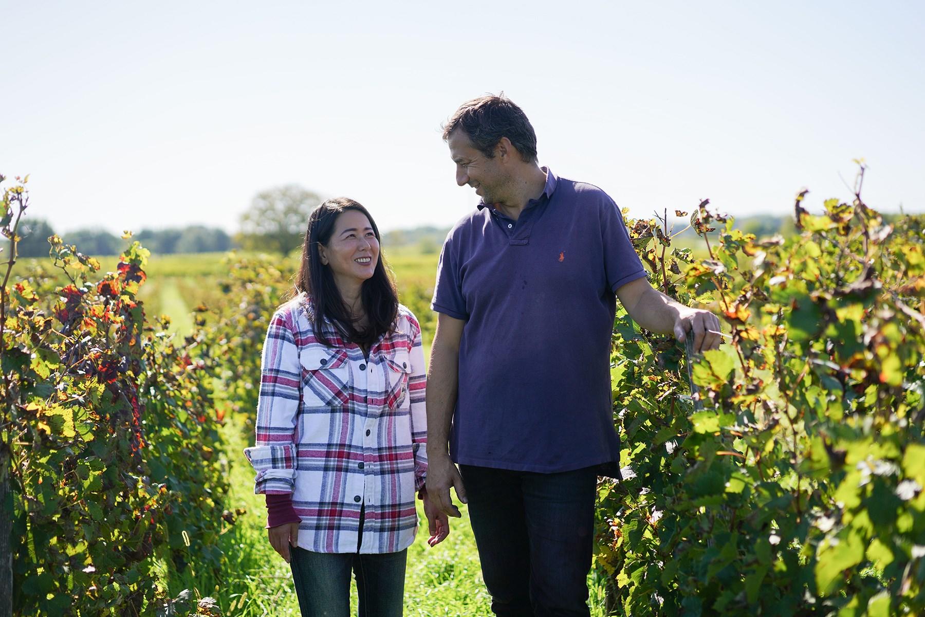 ブドウ畑で微笑みあう2人