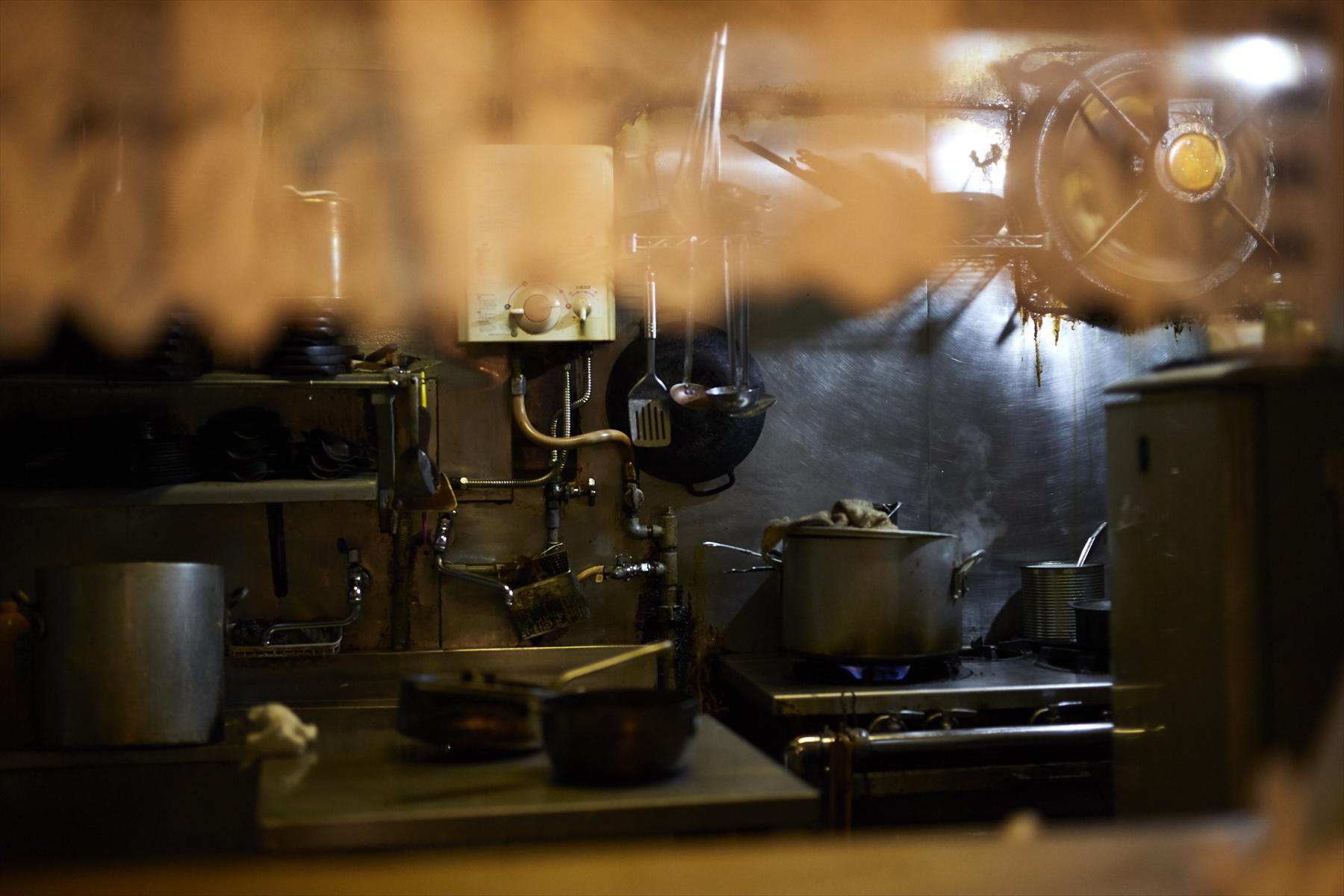 小窓から見える厨房