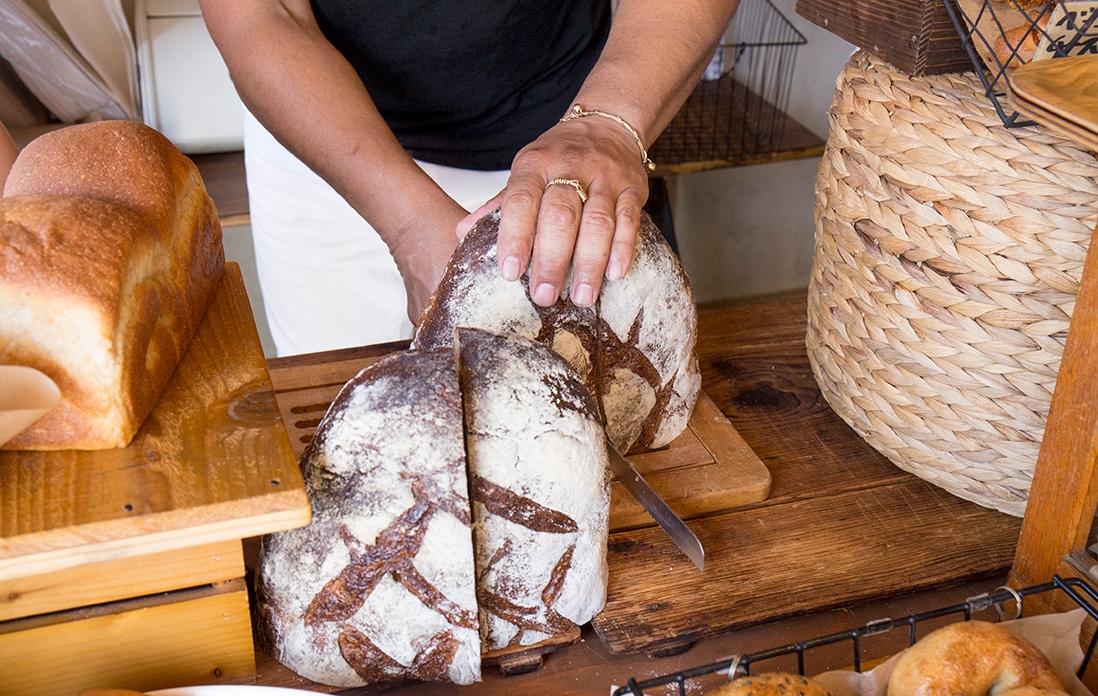 パンを切る様子