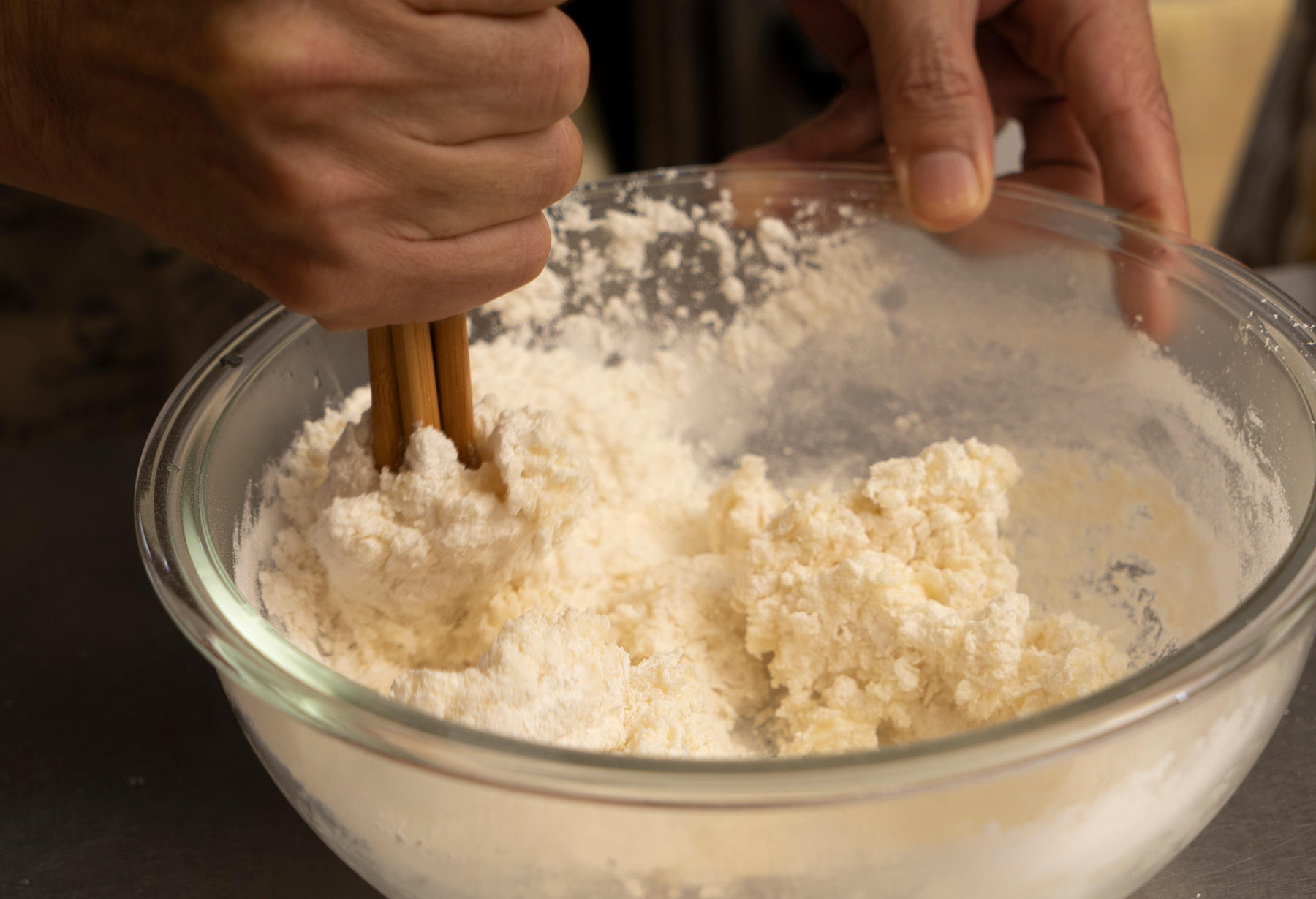 粉を熱湯で混ぜる