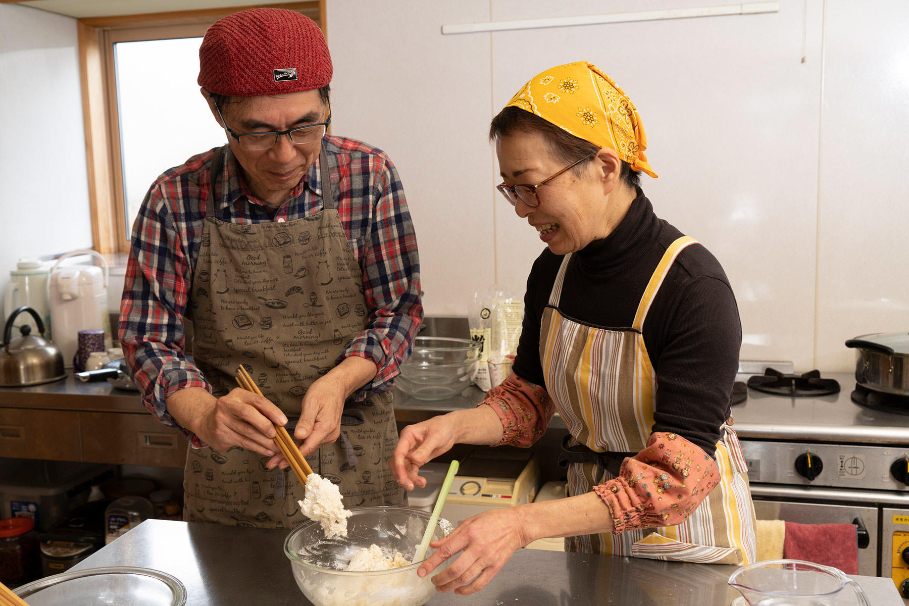 粉を熱湯で混ぜる