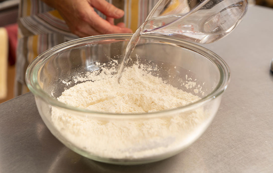 粉を水で混ぜる