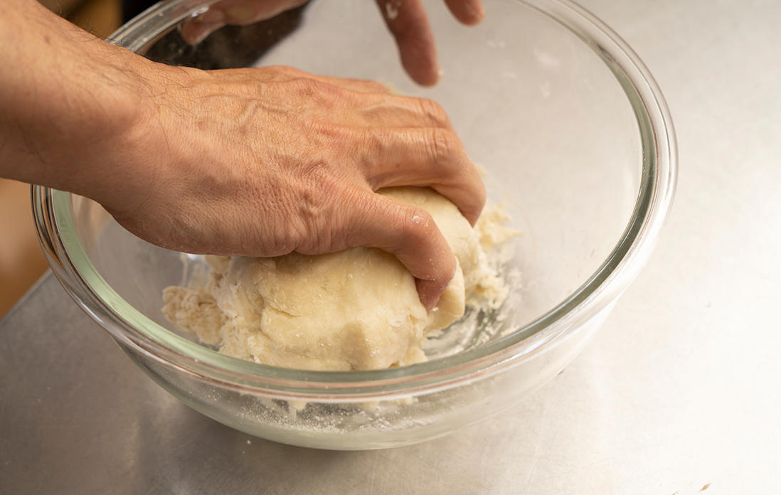 粉を水で混ぜる
