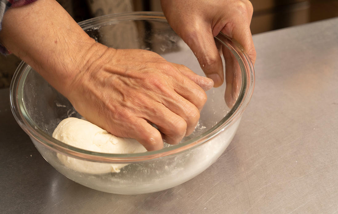 粉を水で混ぜる
