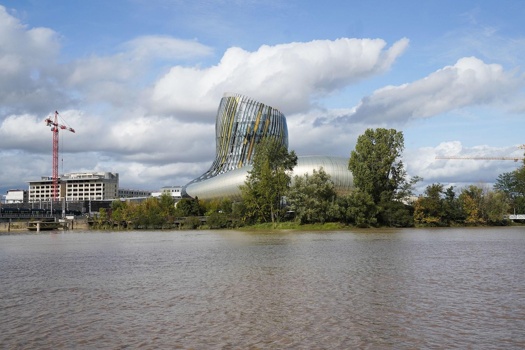 巨大な近代建築物