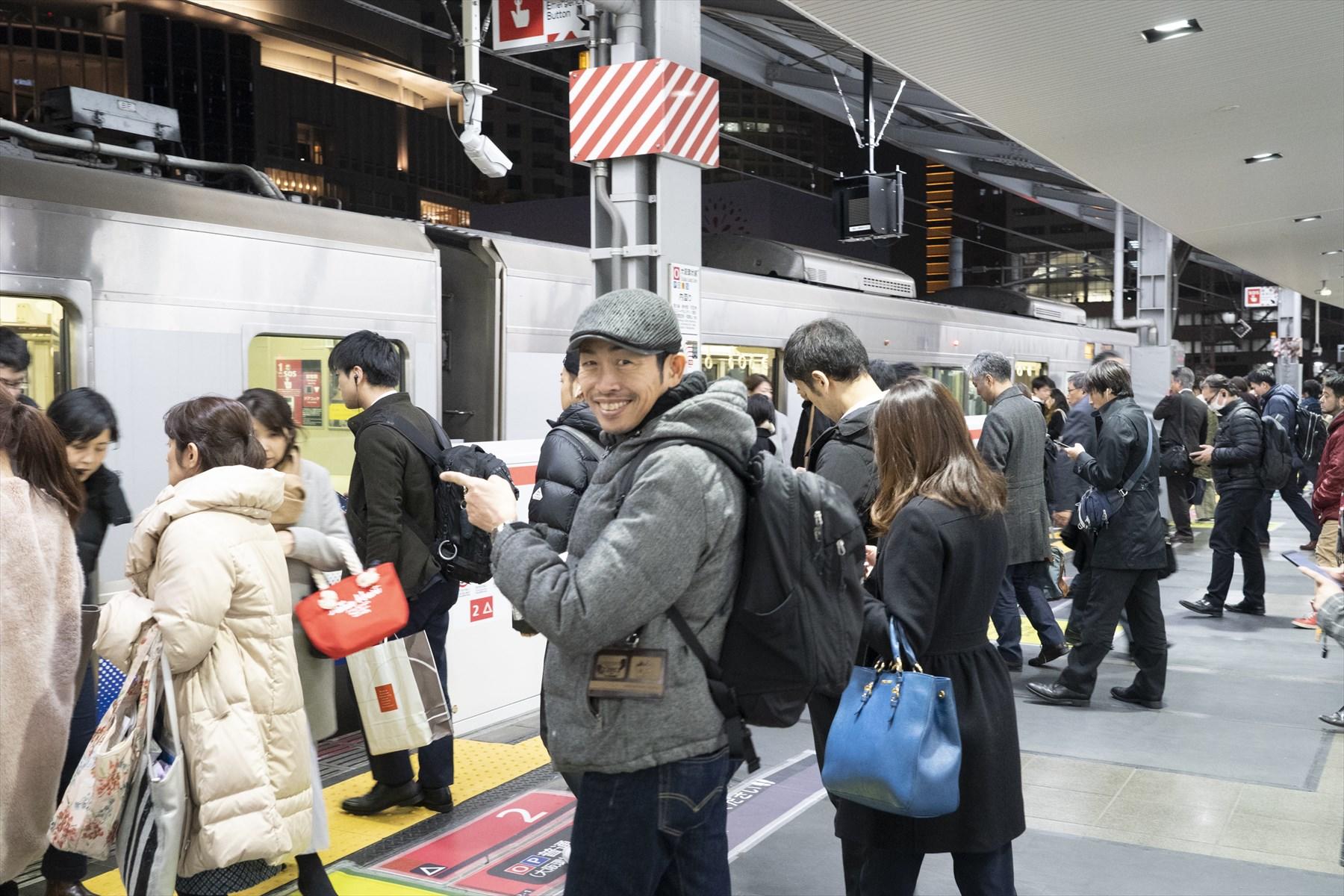 電車に乗る石田ゆうすけさん