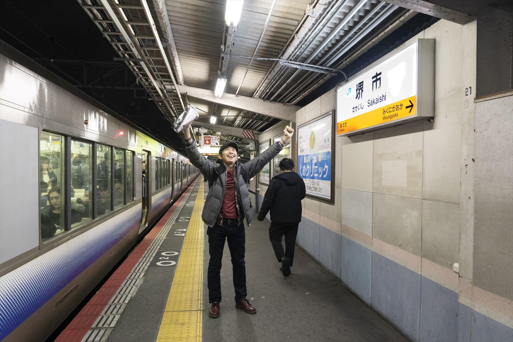 ポーズする石田ゆうすけさん