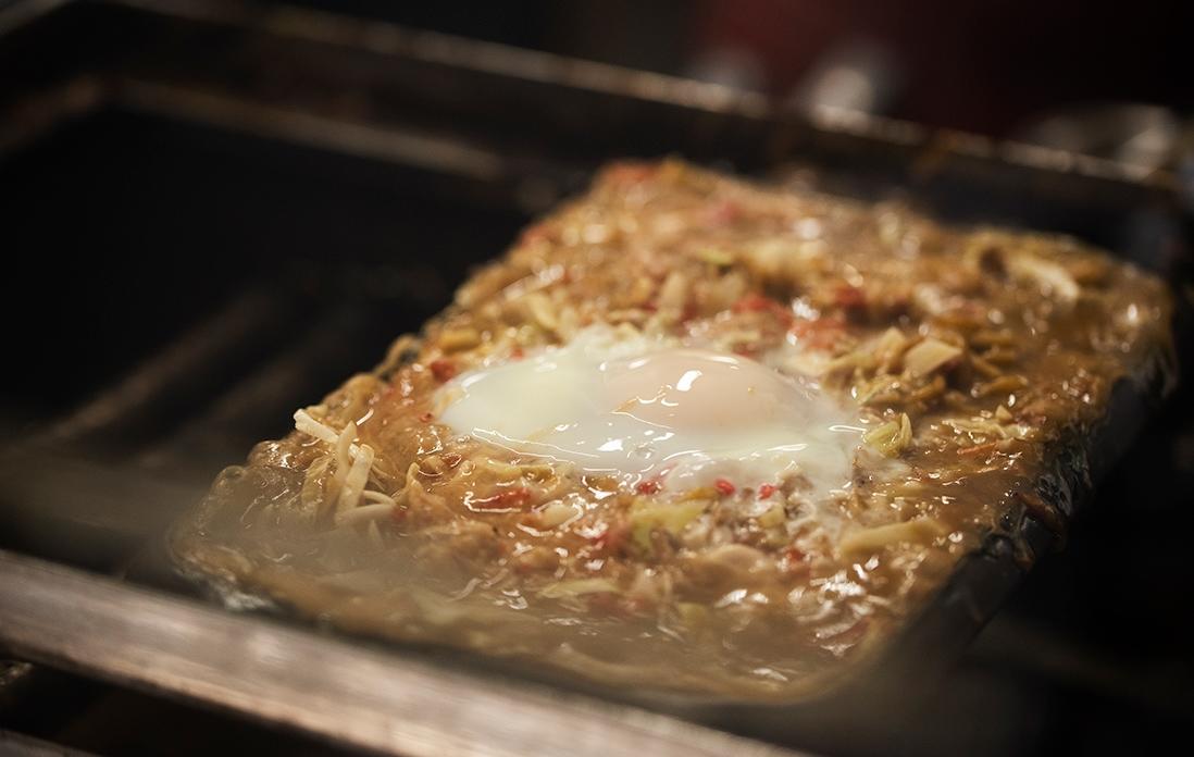 そばもんじゃ調理の様子