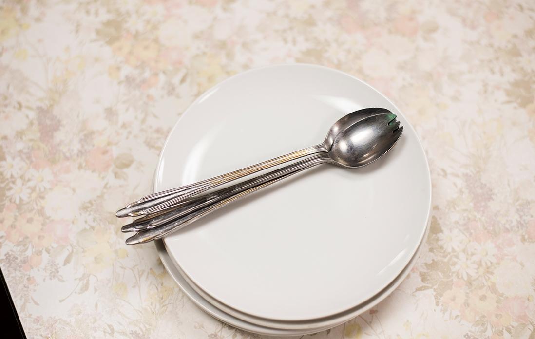 先割れスプーンと皿