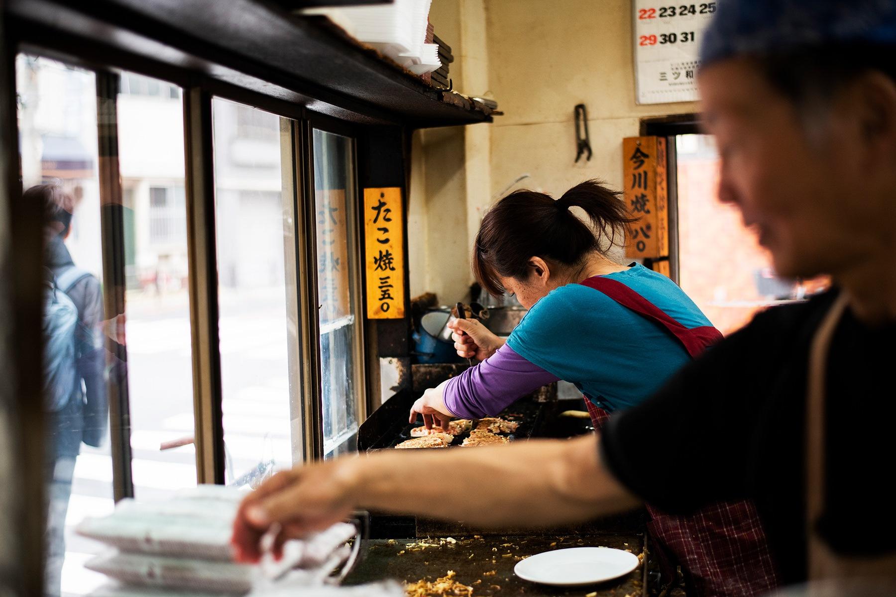 調理中のスタッフ