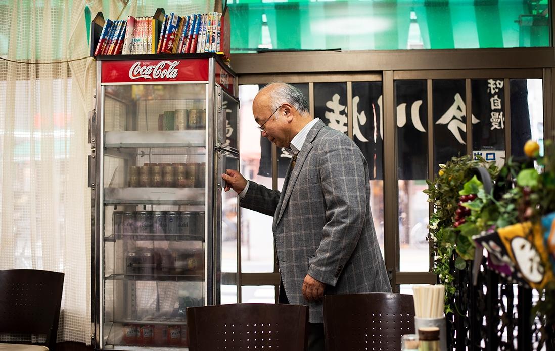 ドリンクを取りに行く神林先生