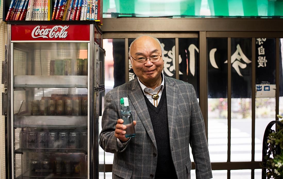 ラムネを持ってドヤ顔の神林先生