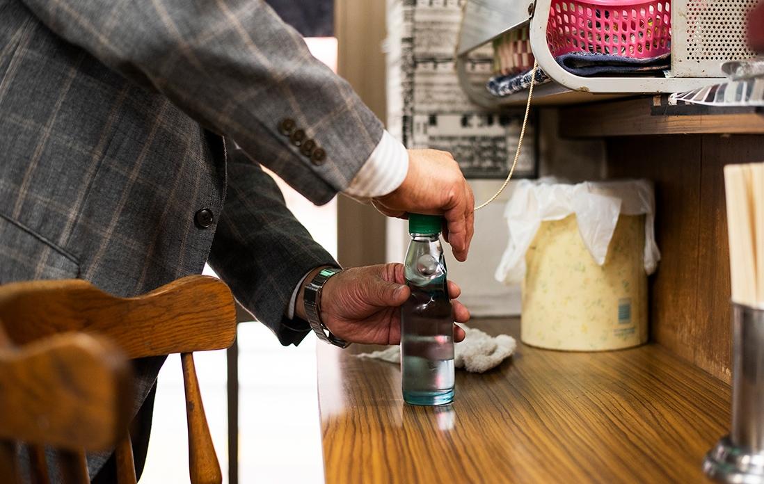 ラムネ瓶を開ける