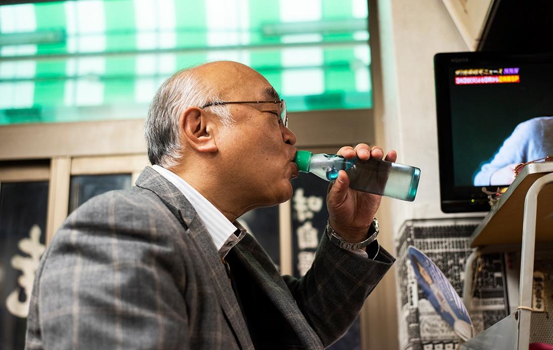 ラムネを飲む神林先生