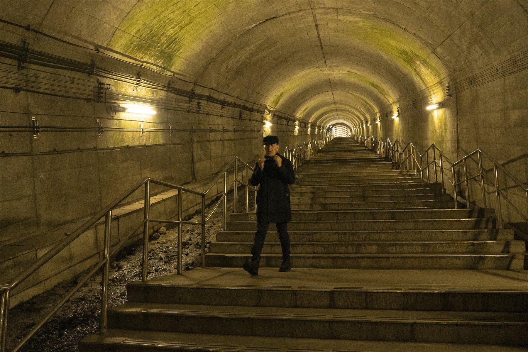 階段を下りる藤原さん