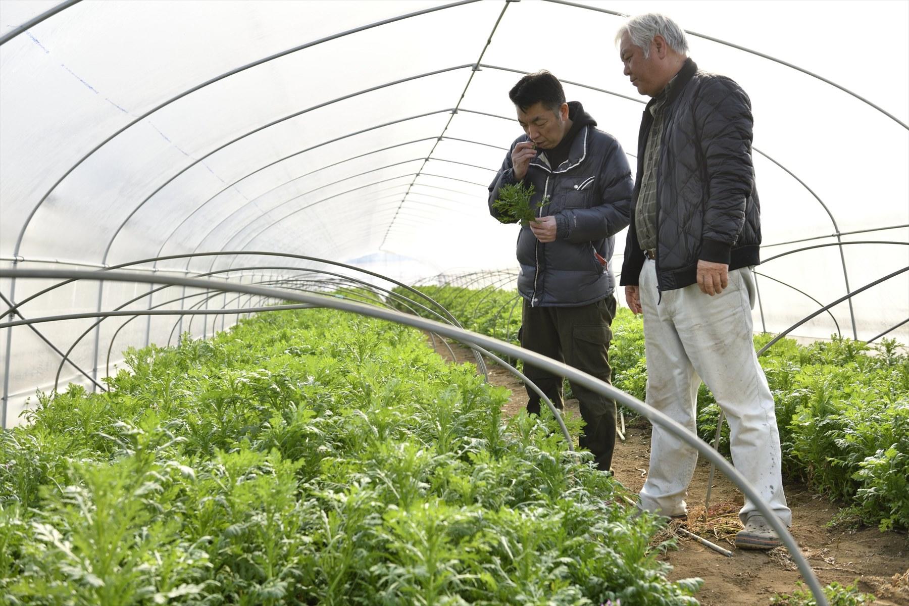 関治男さん（右）と佐藤さん。