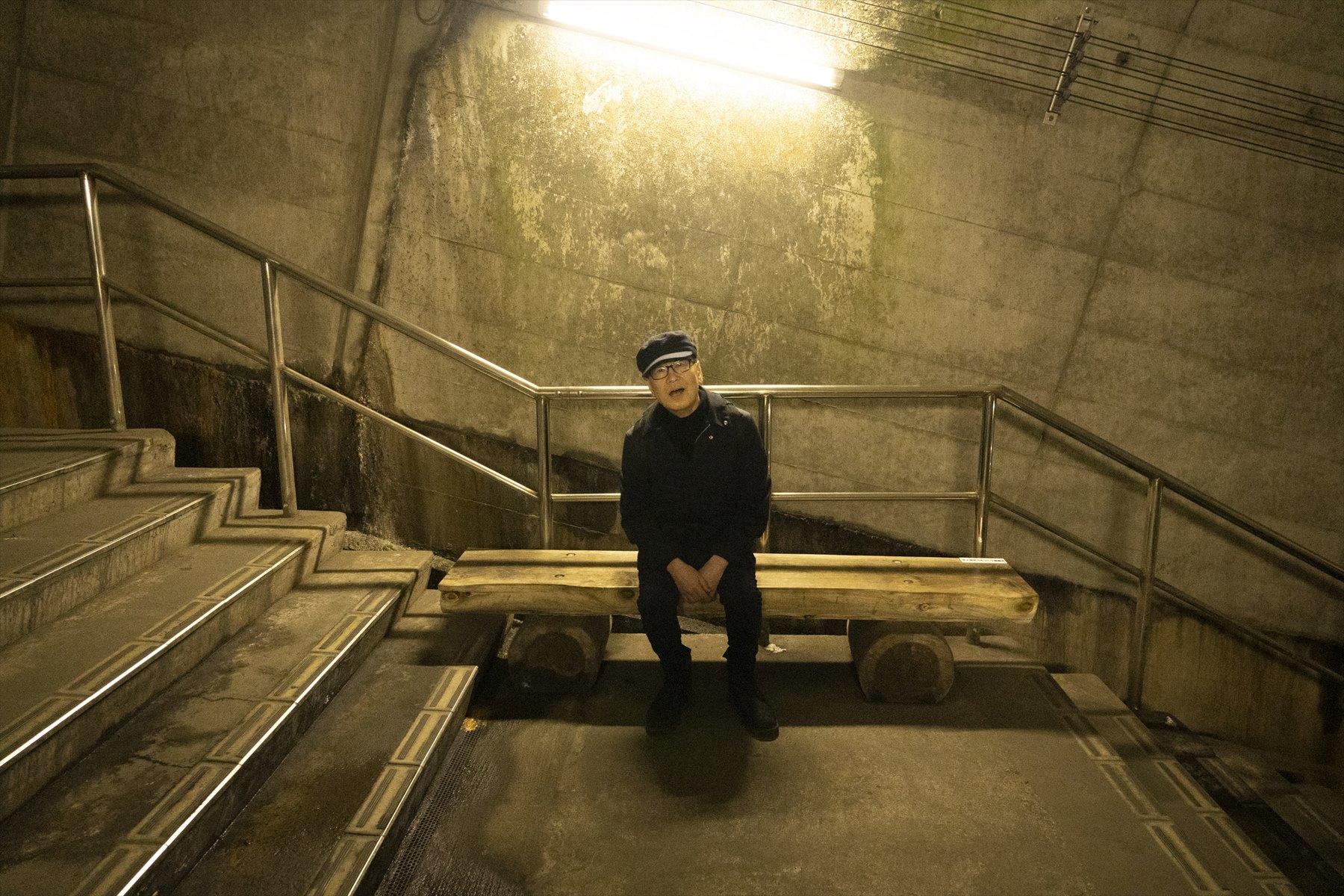 ベンチで休憩する藤原さん