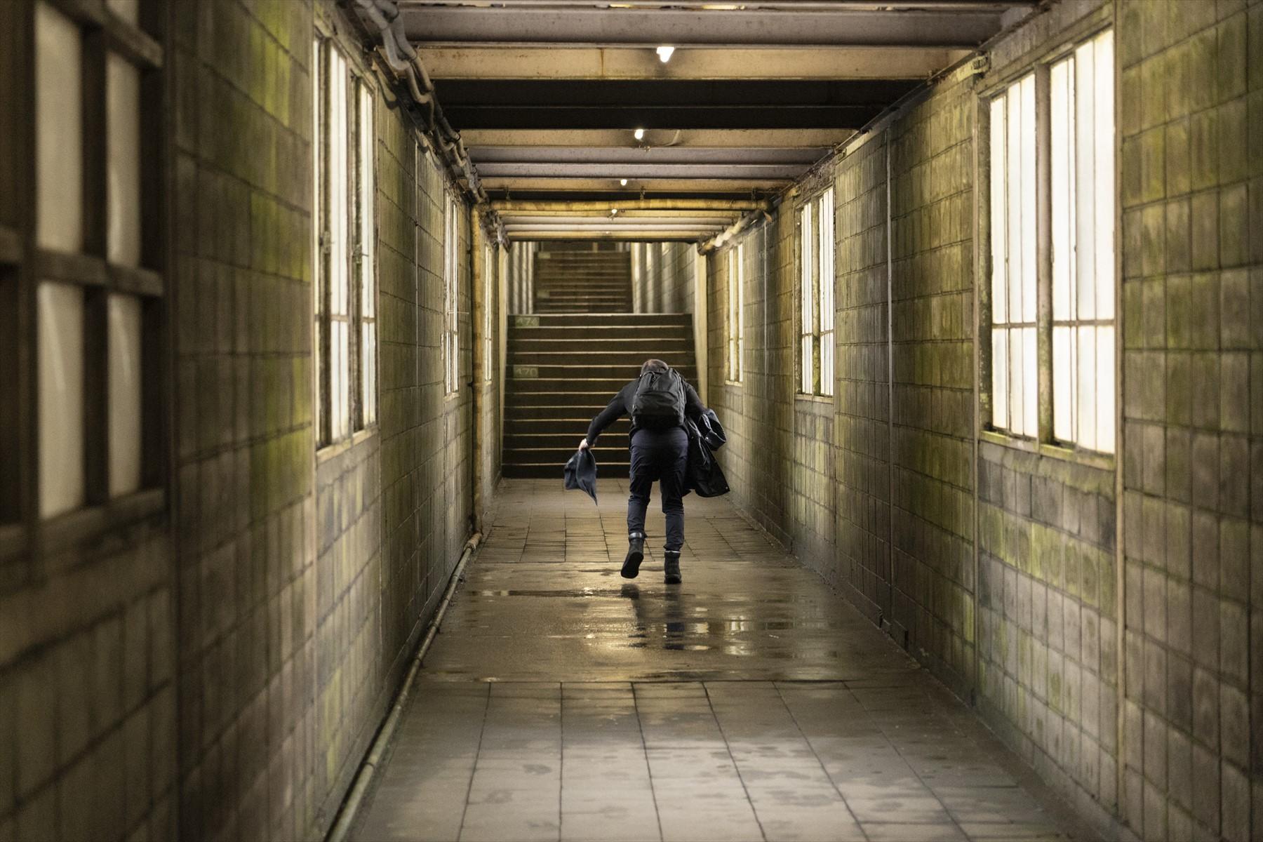 吹き飛ばされる藤原さん