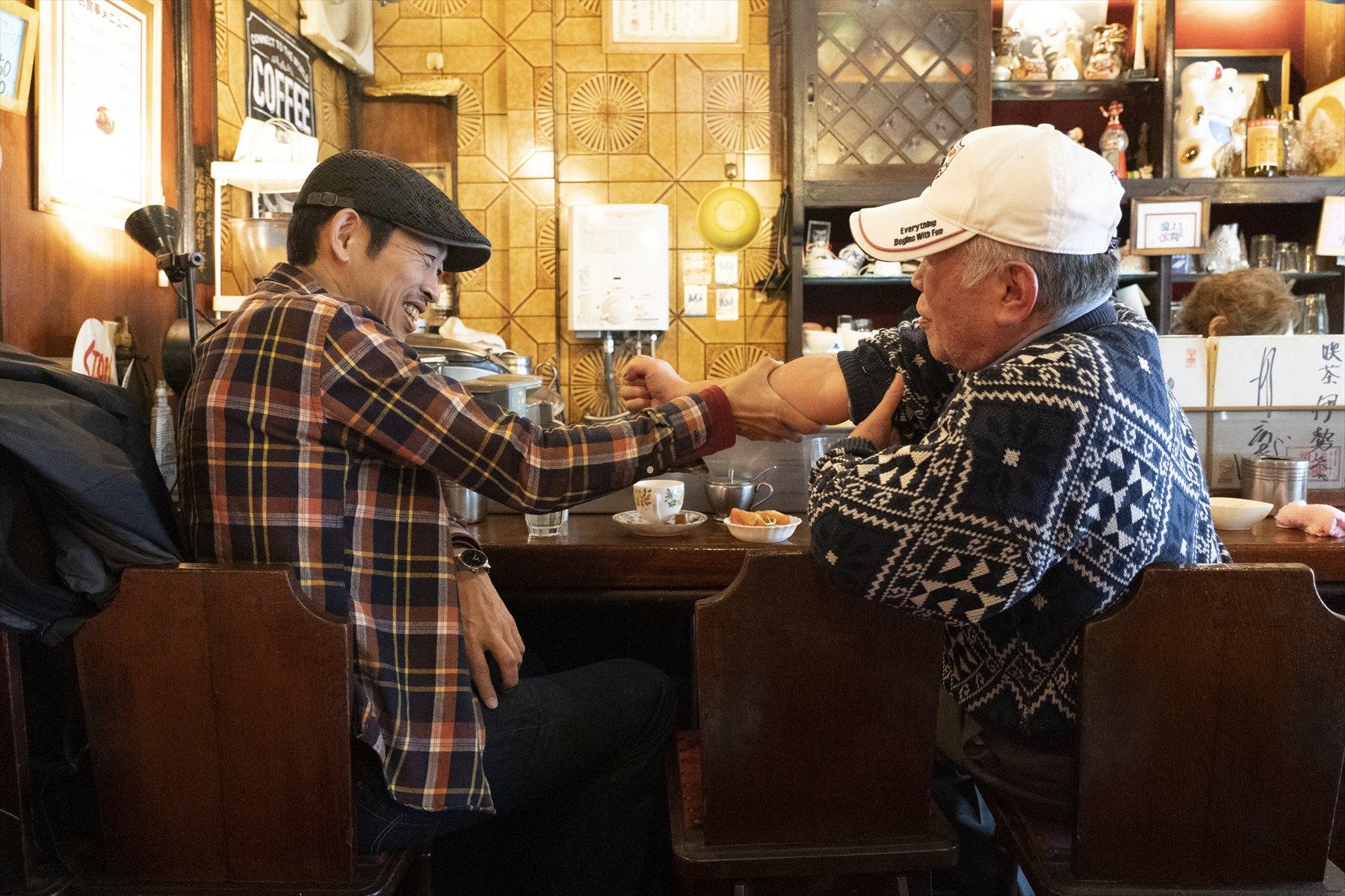 おっちゃんの腕を握る石田ゆうすけさん