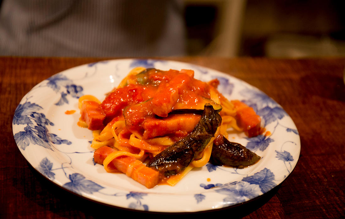 茄子とベーコンのトマトソースパスタ