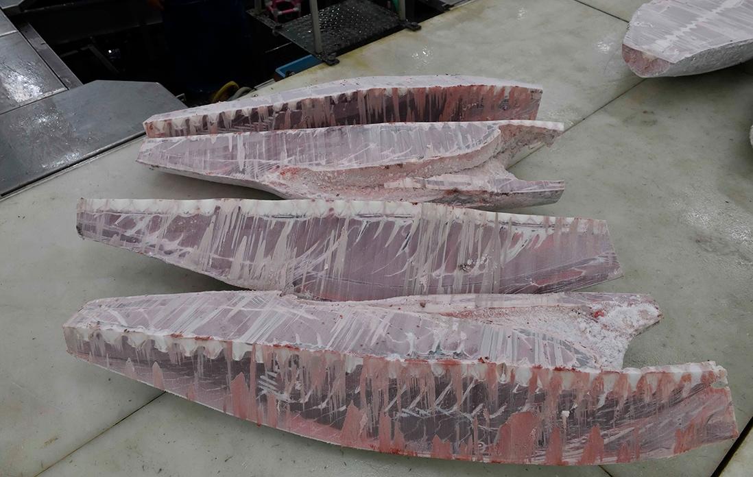 冷凍マグロの解体の様子