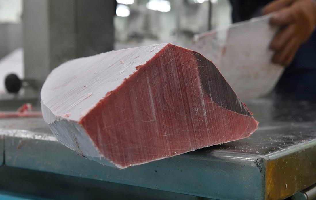 冷凍マグロの解体の様子