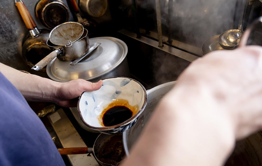 醤油拉麺をつくる丼に注がれた「甘露醤油」