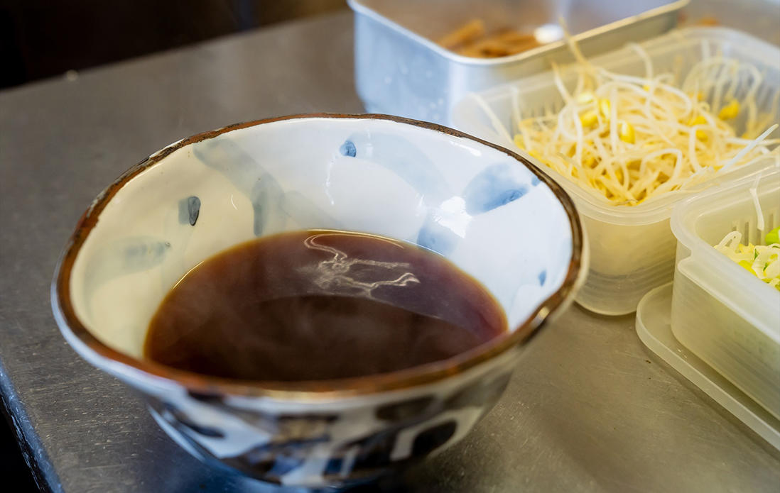 スープを注いだ丼